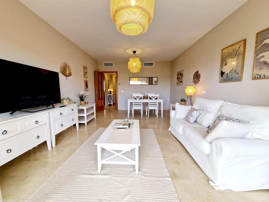 Royal Golf View: 2Br, Pools & Ac Lägenhet Sitio de Calahonda Exteriör bild