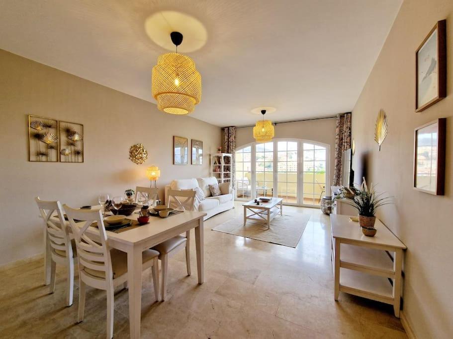Royal Golf View: 2Br, Pools & Ac Lägenhet Sitio de Calahonda Exteriör bild