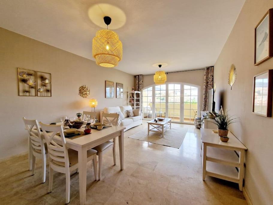 Royal Golf View: 2Br, Pools & Ac Lägenhet Sitio de Calahonda Exteriör bild