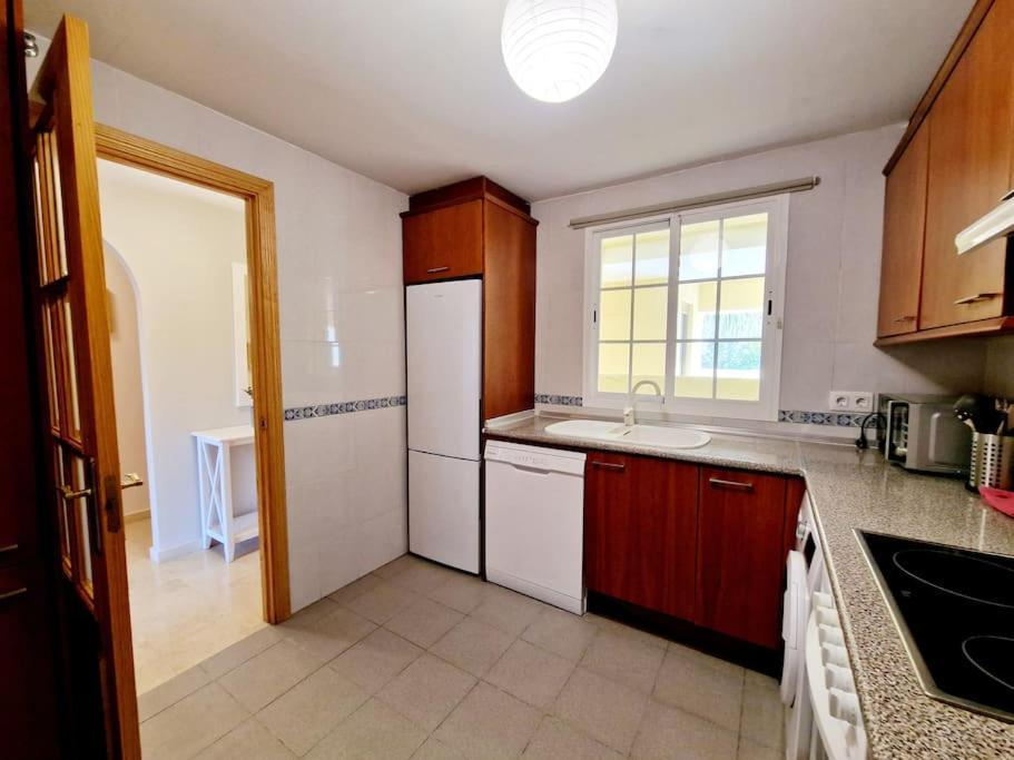 Royal Golf View: 2Br, Pools & Ac Lägenhet Sitio de Calahonda Exteriör bild