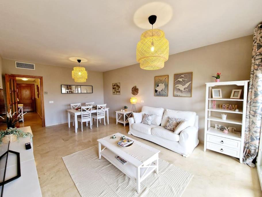 Royal Golf View: 2Br, Pools & Ac Lägenhet Sitio de Calahonda Exteriör bild