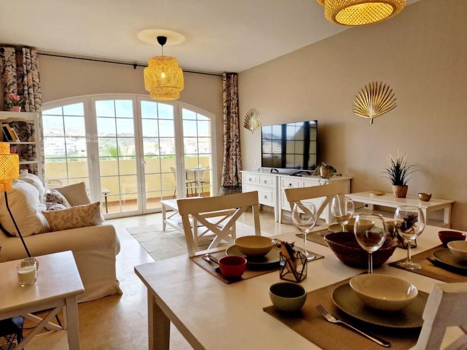 Royal Golf View: 2Br, Pools & Ac Lägenhet Sitio de Calahonda Exteriör bild